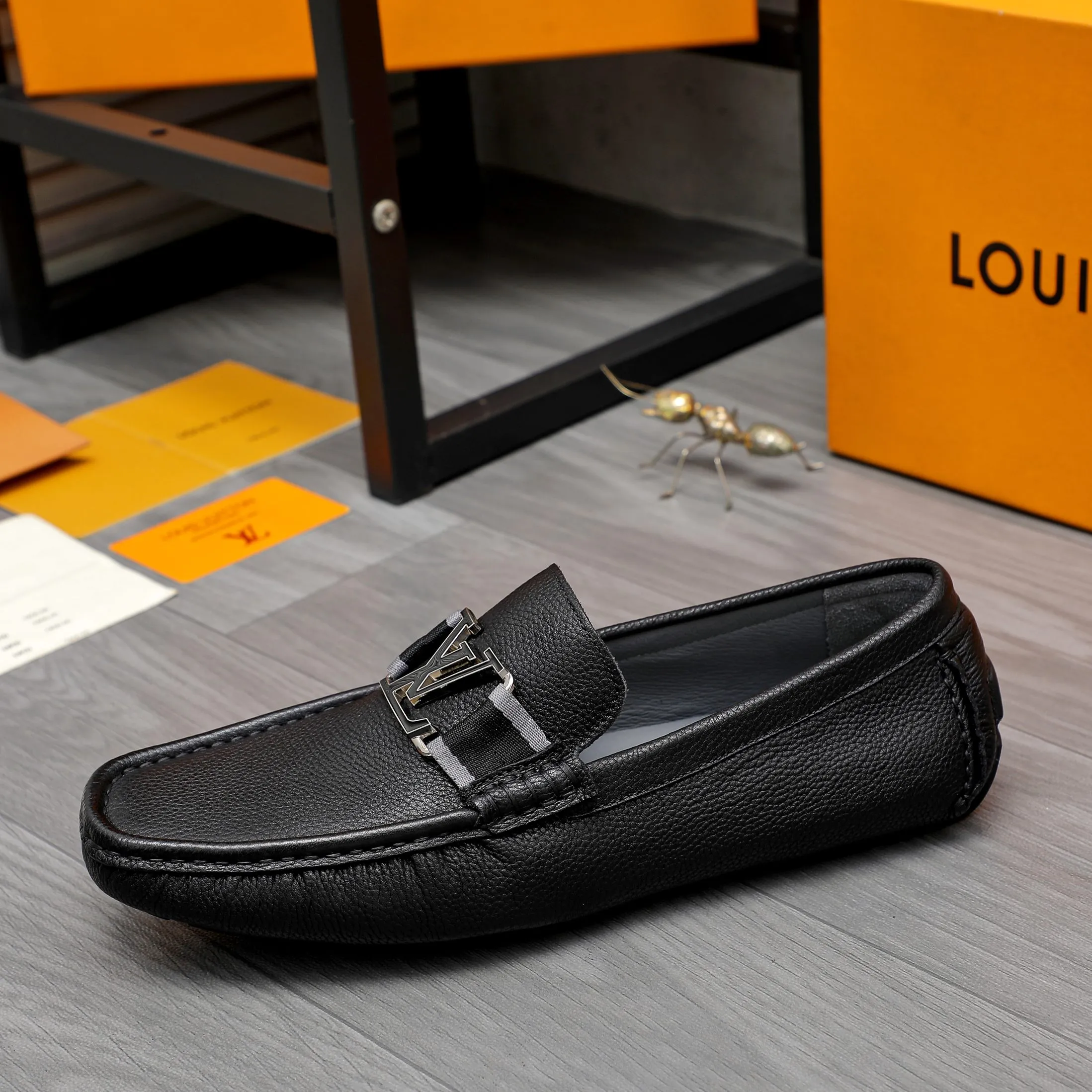 Men's shoes 💰400 Product trademark: LV "Louis Vuitton" casual slip-on shoes Regular size: 38-45 (45 is custom-made and non-returnable) Product materials: Selected high-quality pebbled cowhide upper, pigskin lining, rubber outsole